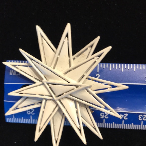 Starburst Enamel White Brooch Signed Trifari - Picture 4 of 4